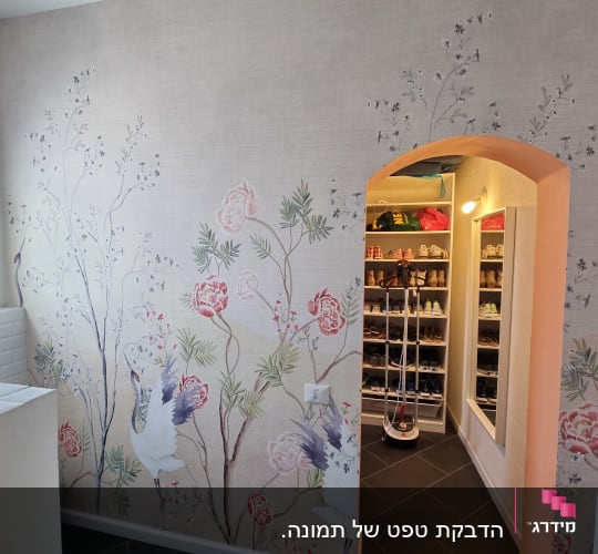 טפט עם עגורים ופרחים על קיר בהיר